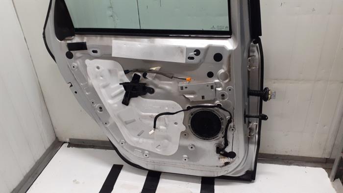 Rear door 4-door, left from a Citroën C4 Picasso (3D/3E) 1.2 12V PureTech 130 2015