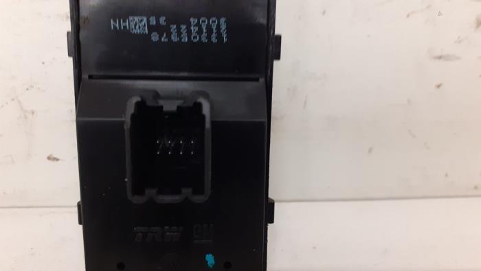 Electric window switch from a Opel Astra J Sports Tourer (PD8/PE8/PF8) 2.0 CDTI 16V 165 2013