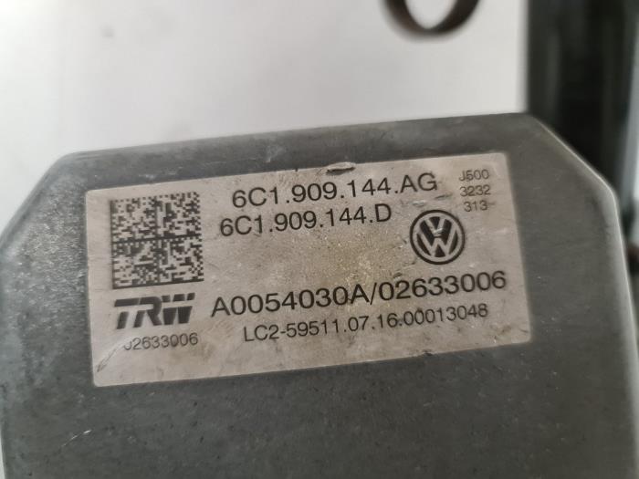 Caja de columna de dirección de un Volkswagen Polo V (6R)  2016