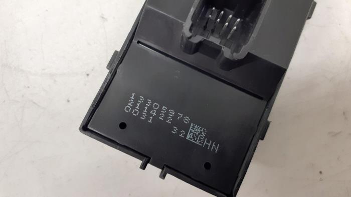 Electric window switch from a Opel Astra J (PC6/PD6/PE6/PF6) 1.6 16V Ecotec 2010