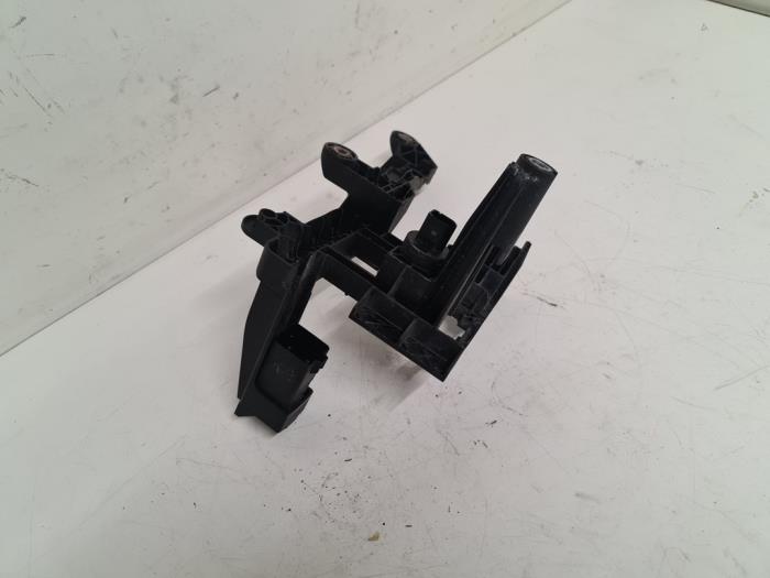 Support (miscellaneous) from a Audi A1 (8X1/8XK) 1.6 TDI 16V 2013