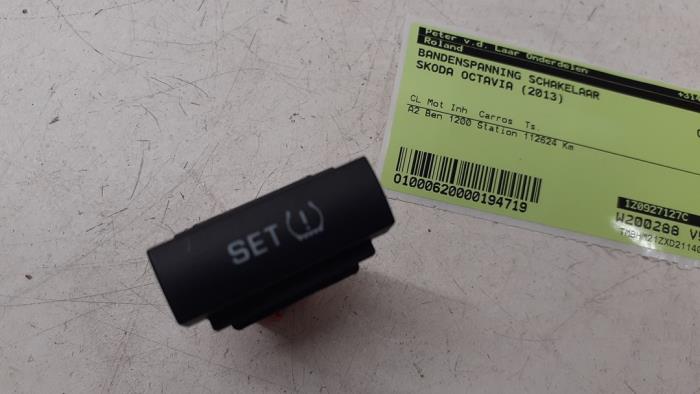 Pressure switch from a Skoda Octavia Combi (1Z5) 1.2 TSI 2013