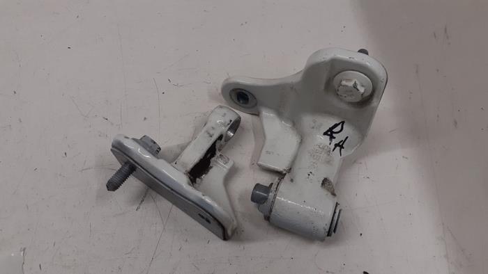 Rear door hinge, right from a Mercedes-Benz A (W176) 1.6 A-180 16V 2014