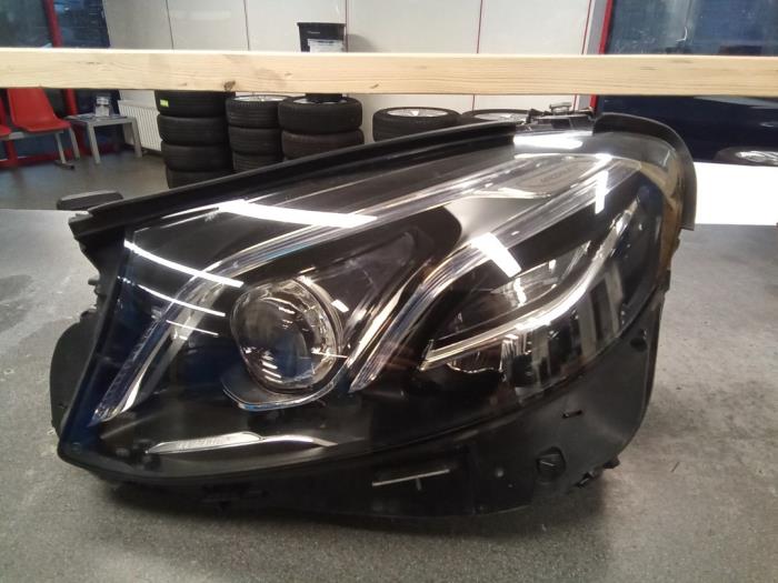 Używane Reflektor lewy Mercedes E (W213) Cena € 600,00 Procedura marży oferowane przez Autodemontage van de Laar
