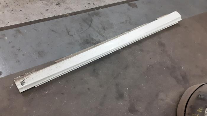 Side skirt, right from a Mercedes-Benz A (W176) 1.6 A-180 16V 2014