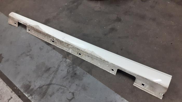 Side skirt, left from a Mercedes-Benz A (W176) 1.6 A-180 16V 2014