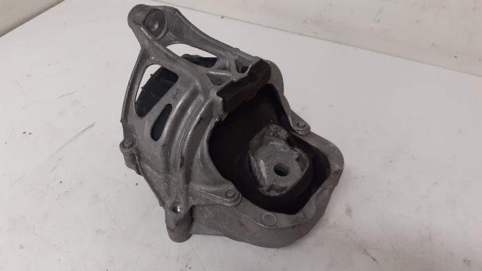 Used Engine mount Audi Q7 (4MB/4MG) 3.0 TDI V6 24V Price € 125,00 Margin scheme offered by Autodemontage van de Laar