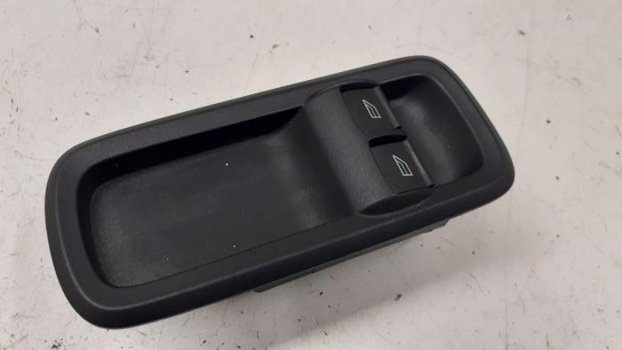 Electric window switch from a Ford Fiesta 6 (JA8) 1.25 16V 2012