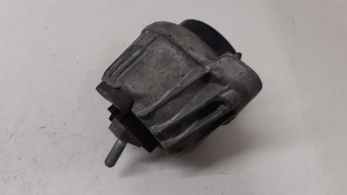 Engine mount from a BMW 1 serie (E82) 118d 16V 2013