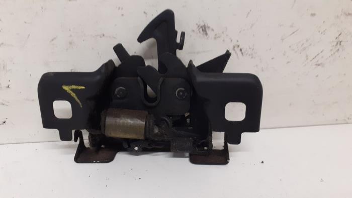 Bonnet lock mechanism from a Renault Clio IV Estate/Grandtour (7R) 1.5 Energy dCi 90 FAP 2015
