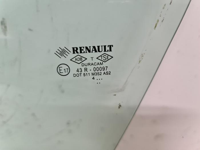 Türscheibe 4-türig links vorne van een Renault Clio IV Estate/Grandtour (7R) 1.5 Energy dCi 90 FAP 2015