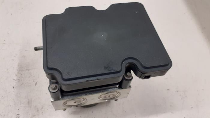 Begagnade ABS-pump Renault Zoé (AG) 46kW Pris € 180,00 Marginaltabell erbjuds av Autodemontage van de Laar