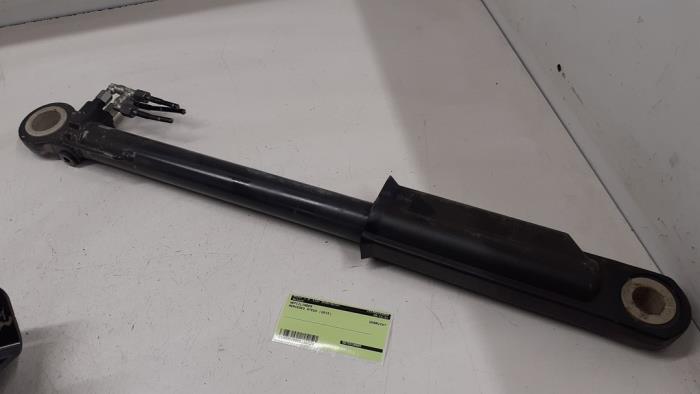 Lift cylinder from a Mercedes Atego 2015