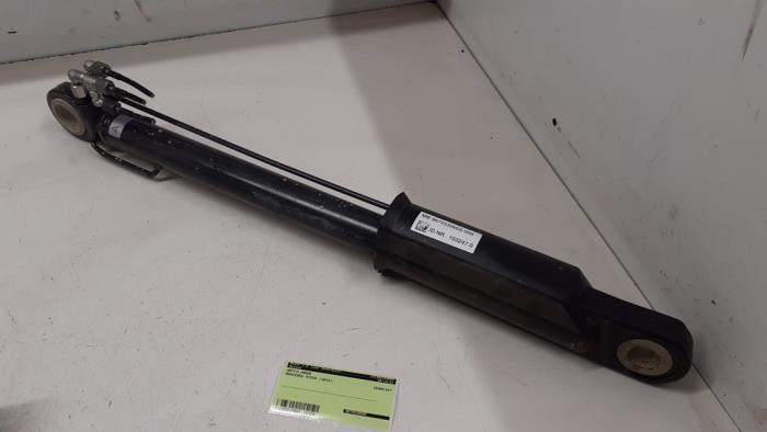 Lift cylinder from a Mercedes Atego 2015