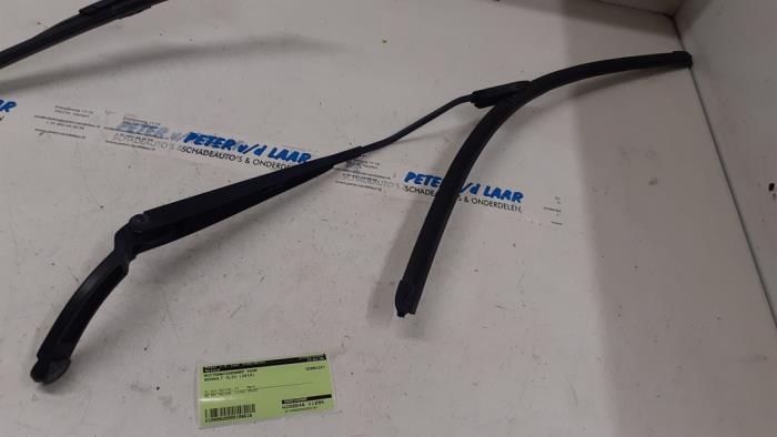 Front wiper arm from a Renault Clio IV (5R) 0.9 Energy TCE 90 12V 2019