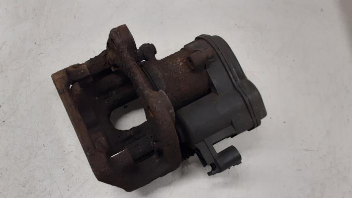 Gebrauchte Bremszange links hinten BMW 5 serie (F10) 523i 24V Preis € 100,00 Margenregelung angeboten von Autodemontage van de Laar