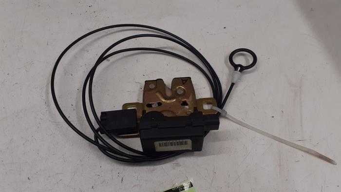 Tailgate lock mechanism from a MINI Mini One/Cooper (R50) 1.6 16V One 2004