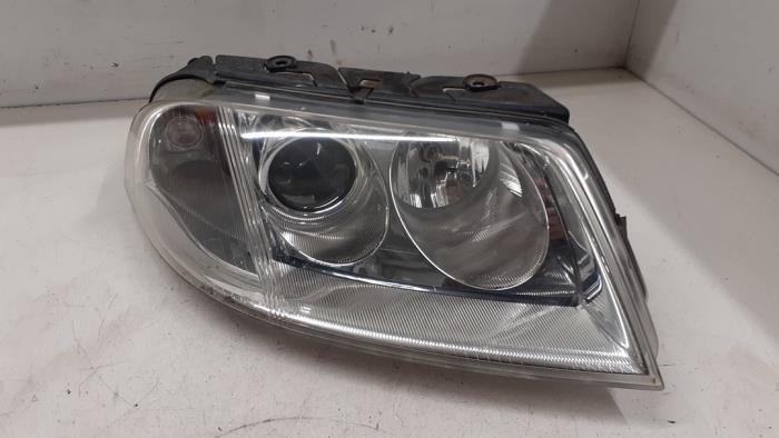 Używane Reflektor prawy Volkswagen Passat (3B3) 1.9 TDI 100 Cena € 40,00 Procedura marży oferowane przez Autodemontage van de Laar