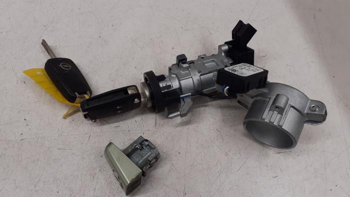 Używane Stacyjka + Kluczyk Opel Astra J (PC6/PD6/PE6/PF6) 1.4 Turbo 16V Cena € 60,00 Procedura marży oferowane przez Autodemontage van de Laar