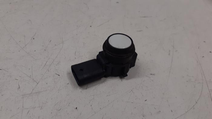 PDC Sensor from a BMW 3 serie Touring (F31) 330d 3.0 24V 2013
