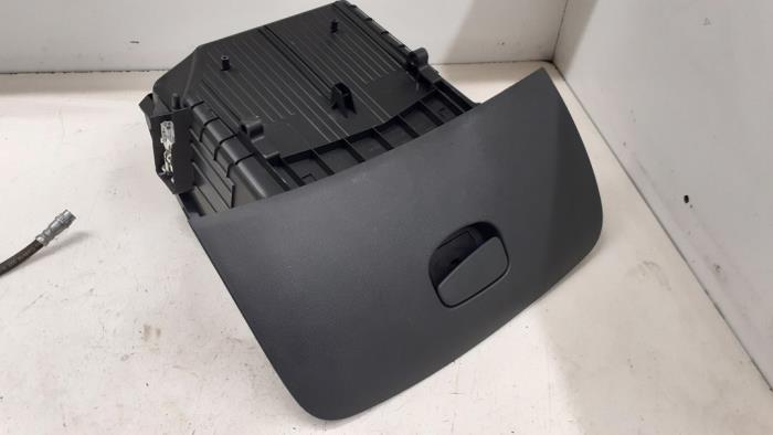 Glovebox from a Renault Clio IV (5R) 0.9 Energy TCE 90 12V 2019