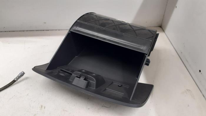 Glovebox from a Renault Clio IV (5R) 0.9 Energy TCE 90 12V 2019
