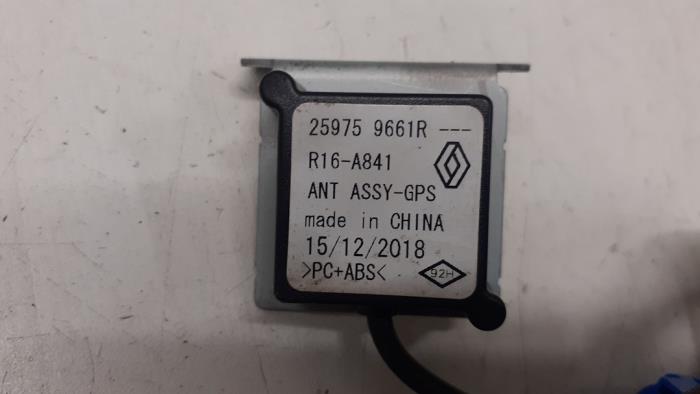 Antenne GPS d'un Renault Clio IV (5R) 0.9 Energy TCE 90 12V 2019