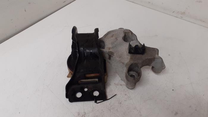 Engine mount from a Mercedes-Benz Citan (415.6) 1.5 109 CDI 2015