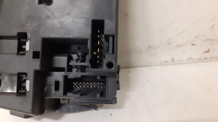 Interruptor de limpiaparabrisas de un Renault Kangoo Express (FW) 1.5 dCi 90 FAP 2015