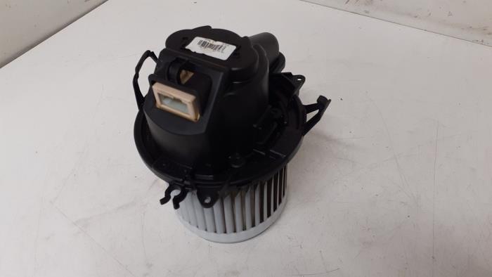 Heating and ventilation fan motor from a Renault Captur (2R) 1.5 Energy dCi 90 FAP 2016