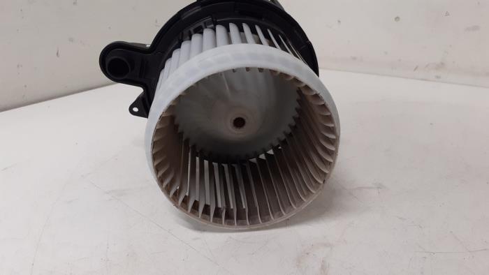 Heating and ventilation fan motor from a Renault Captur (2R) 1.5 Energy dCi 90 FAP 2016