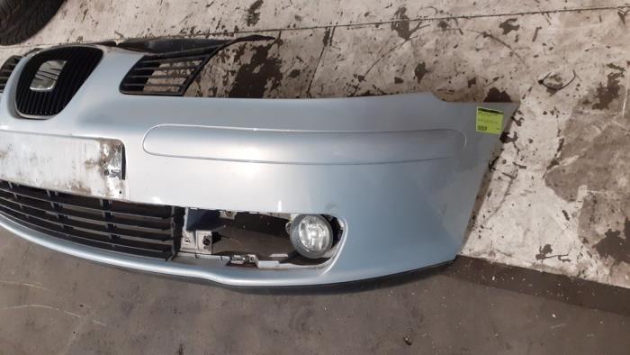 Front bumper from a Seat Ibiza III (6L1) 1.4 16V 75 2003