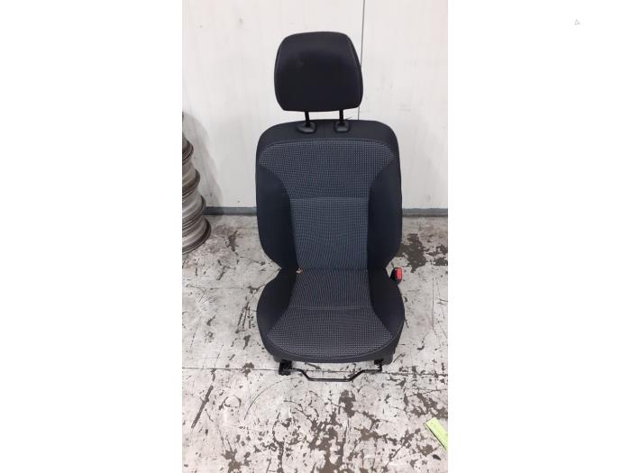 Fotel prawy z Mercedes-Benz Citan (415.6) 1.5 109 CDI 2015