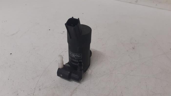Windscreen washer pump from a Volvo XC70 (BZ) 2.4 D5 20V AWD 2007
