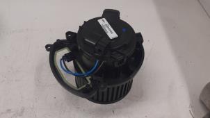 Usados Motor de ventilador de calefactor Renault Megane IV (RFBB) 1.6 GT Energy TCe 205 EDC Precio € 85,00 Norma de margen ofrecido por Autodemontage van de Laar