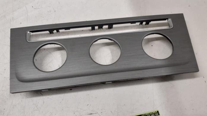 Begagnade Klimatpanel Volkswagen Golf VII (AUA) 1.6 TDI 16V Pris € 20,00 Marginaltabell erbjuds av Autodemontage van de Laar