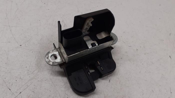 Tailgate lock mechanism from a Volkswagen Golf VII (AUA) 2.0 GTI 16V 2013