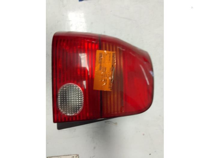 Taillight, left from a Volkswagen Lupo (6X1) 1.0 MPi 50 1998