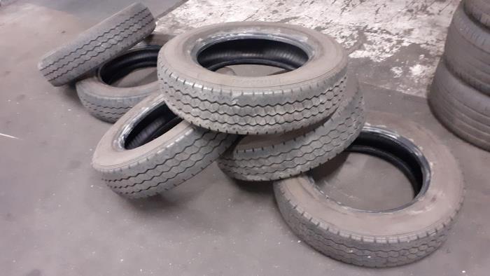 Używane Opona Cena na żądanie oferowane przez Autodemontage van de Laar