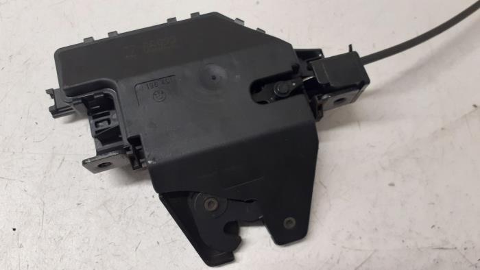 Tailgate lock mechanism from a BMW 3 serie (E90) 318i 16V 2005