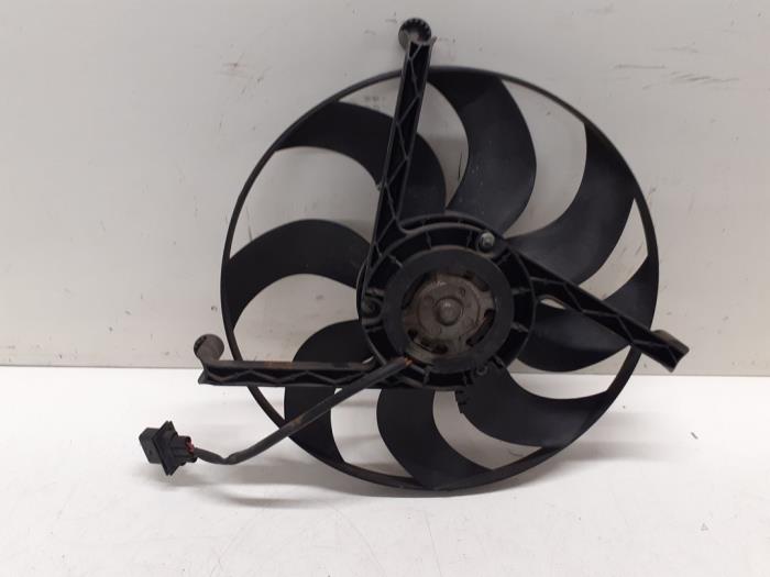 Cooling fans from a Volkswagen Polo IV (9N1/2/3) 1.4 16V 75 2005