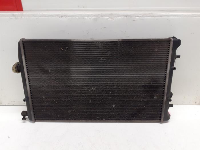 Usagé Radiateur Volkswagen Polo IV (9N1/2/3) 1.4 16V Prix € 25,00 Règlement à la marge proposé par Autodemontage van de Laar