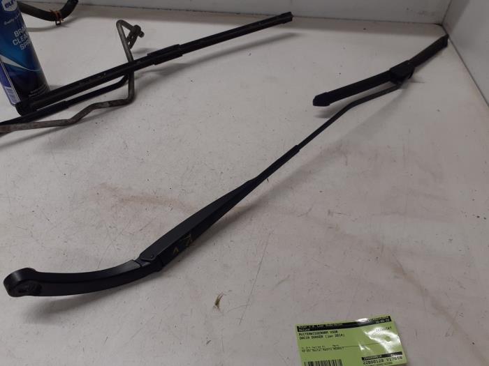 Front wiper arm from a Dacia Dokker Express (8S) 1.5 dCi 75 2014