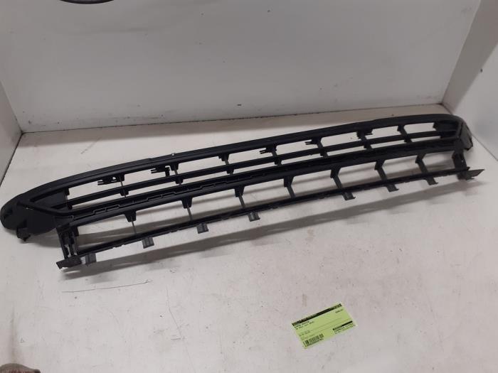 Bumper grille from a Volkswagen Polo VI (AW1) 1.6 TDI 16V 95 2018