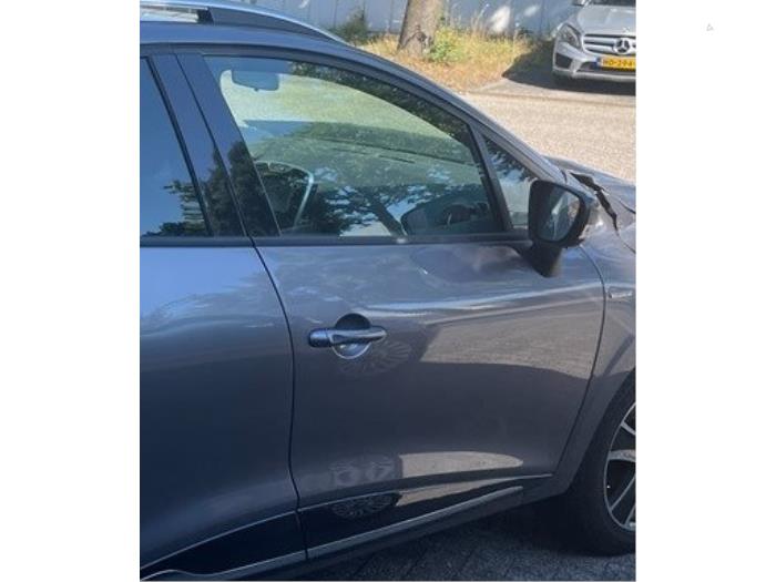 Außenspiegel rechts van een Renault Clio IV Estate/Grandtour (7R) 1.5 Energy dCi 90 FAP 2015