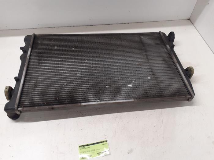 Usagé Radiateur Volkswagen Polo IV (9N1/2/3) 1.2 12V Prix € 25,00 Règlement à la marge proposé par Autodemontage van de Laar