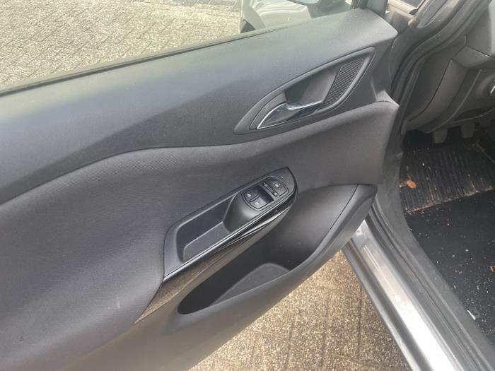 Außenspiegel links van een Opel Corsa E  2019