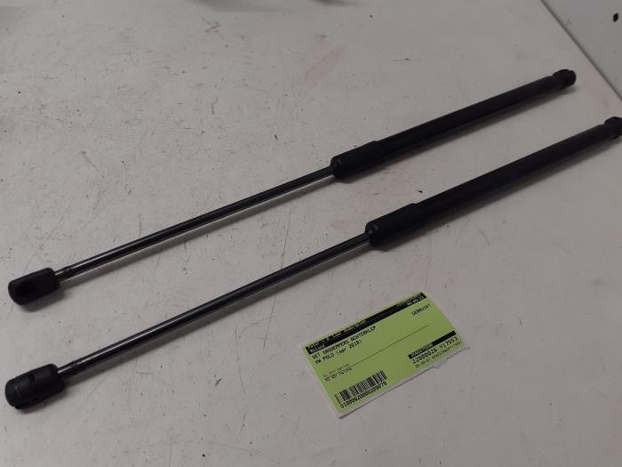 Set of tailgate gas struts from a Volkswagen Polo VI (AW1) 1.0 MPI 12V 2019