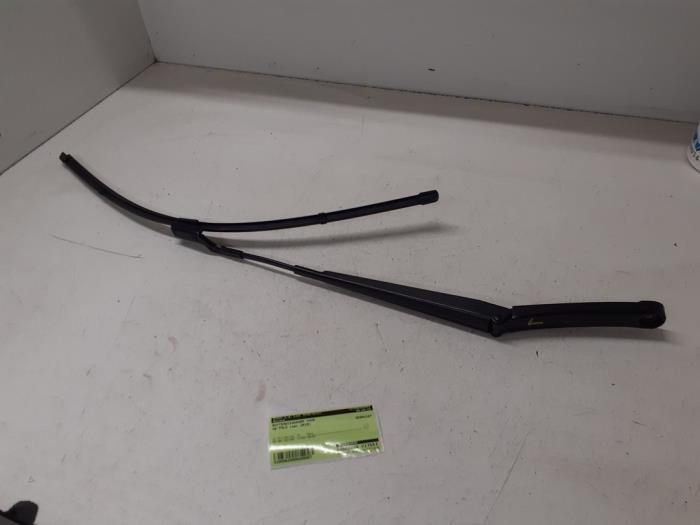 Front wiper arm from a Volkswagen Polo VI (AW1) 1.0 MPI 12V 2019