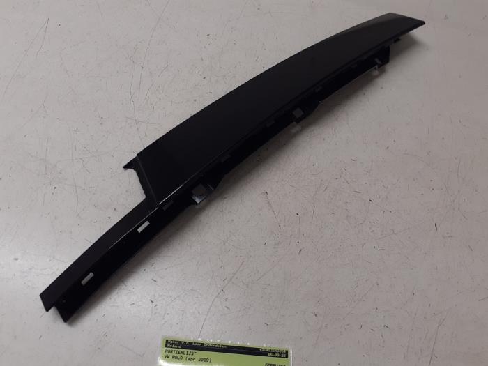 Door strip from a Volkswagen Polo VI (AW1) 1.0 MPI 12V 2019